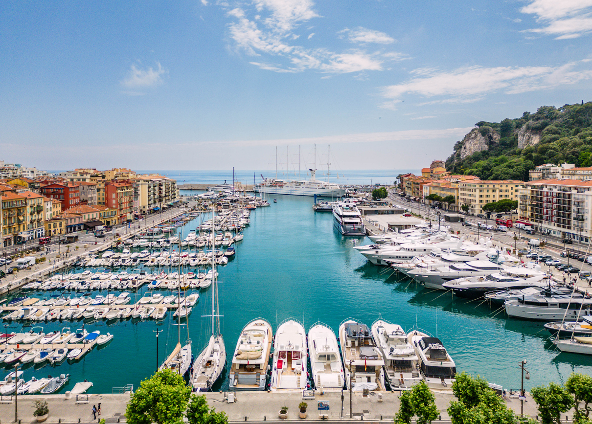 Découvrir la Côte d’Azur en bateau de Nice à Cannes : itinéraires panoramiques et mouillages