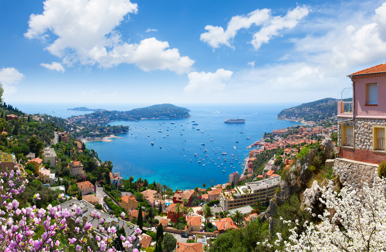 Le printemps sur la Côte d’Azur : fleurs, marchés et balades côtières