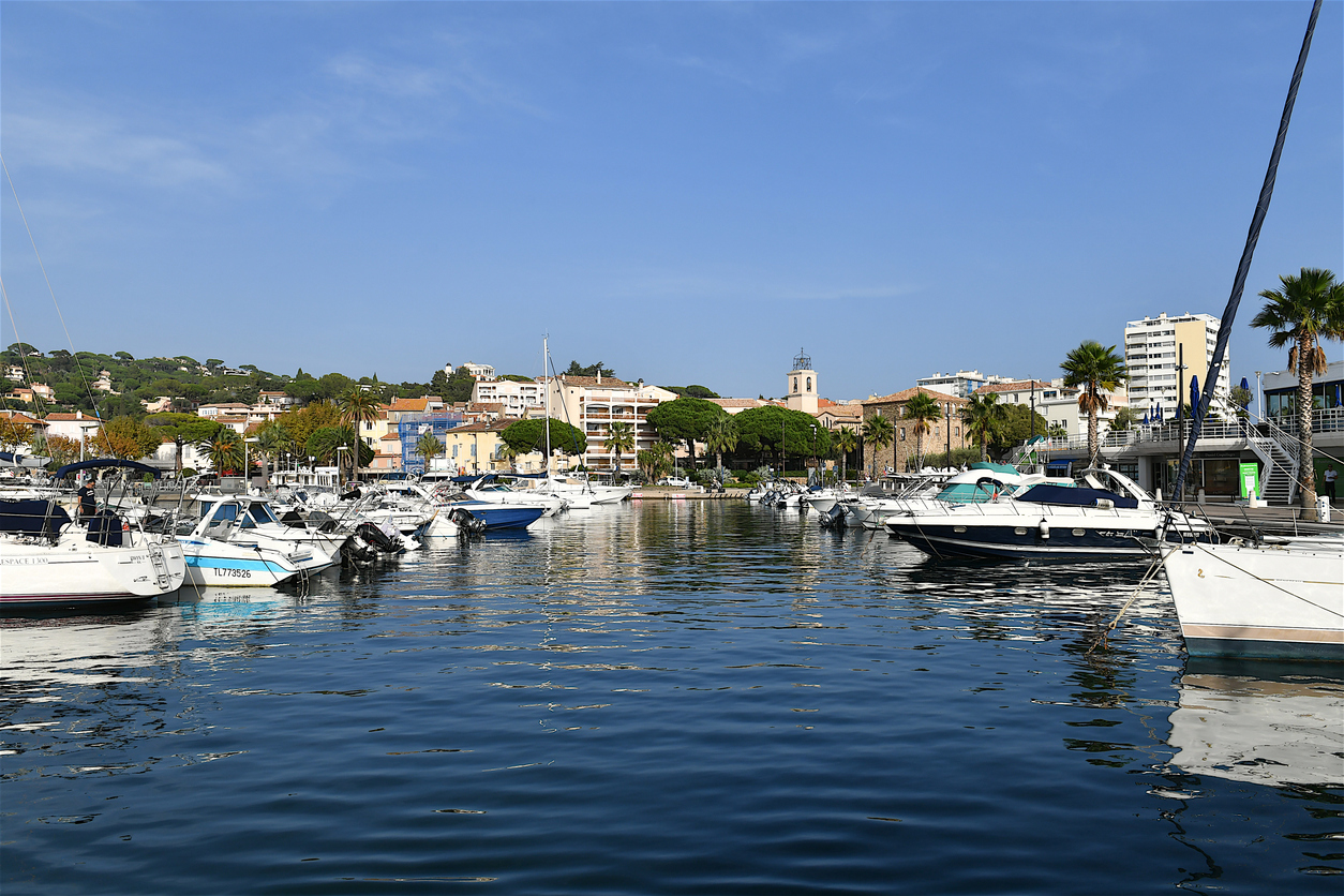 Découvrir la Côte d’Azur en bateau de Sainte-Maxime à Les Issambres : itinéraires, baies et mouillag