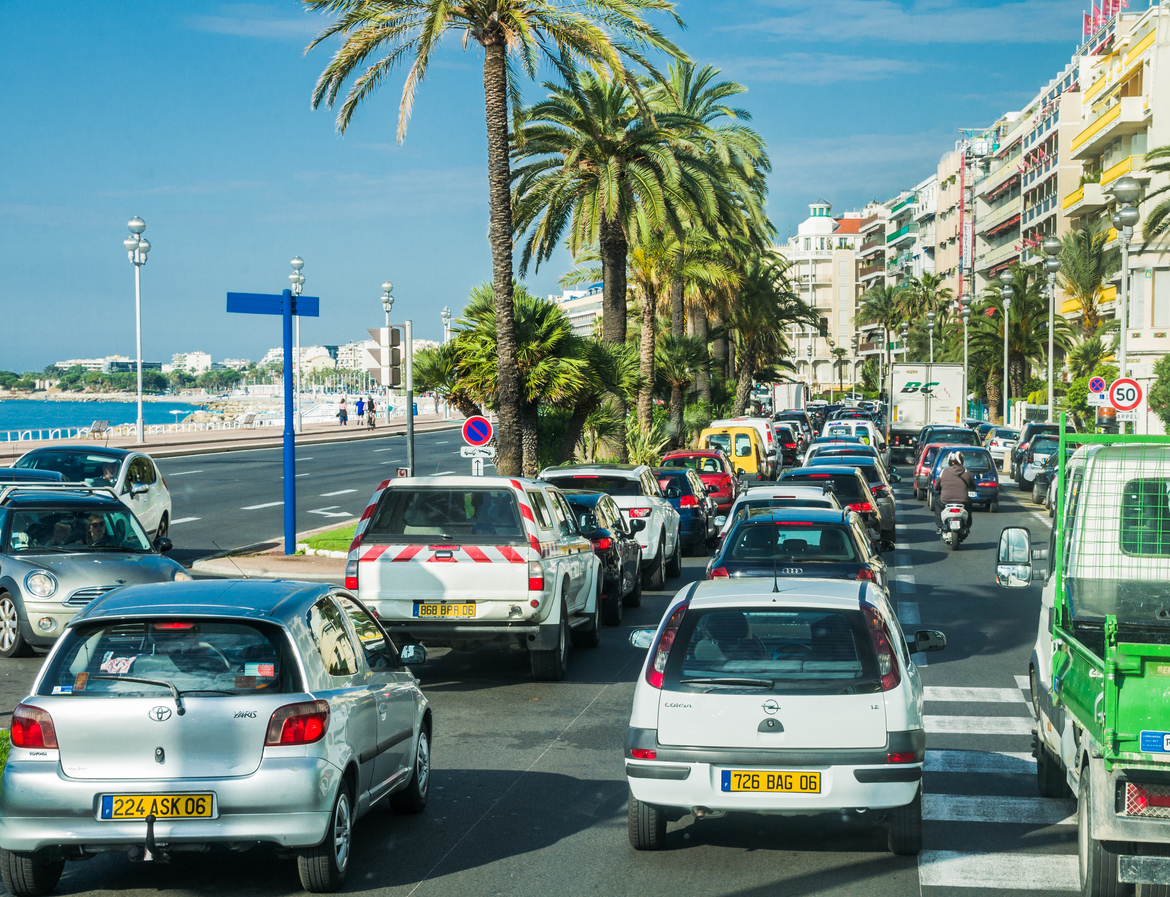 Se déplacer sur la Côte d’Azur en haute saison : conseils locaux et itinéraires malins