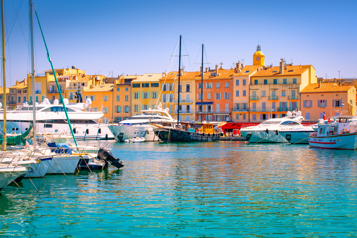 Découvrir la Côte d’Azur en bateau autour de Saint-Tropez : itinéraires côtiers, baies et mouillages