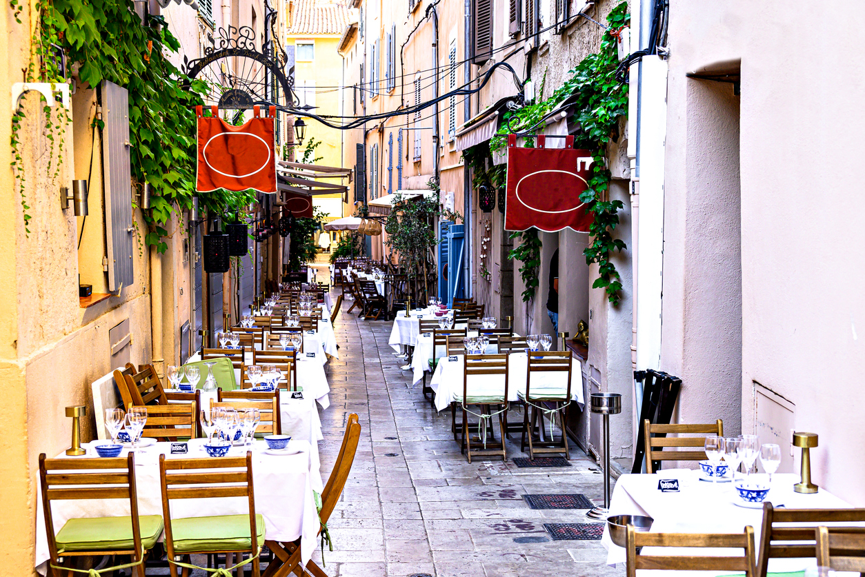 De la boulangerie au bistrot à Saint-Tropez : une journée à manger comme un local