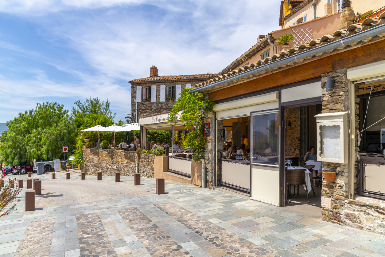 De la boulangerie au bistrot à Grimaud : une journée à manger comme un local
