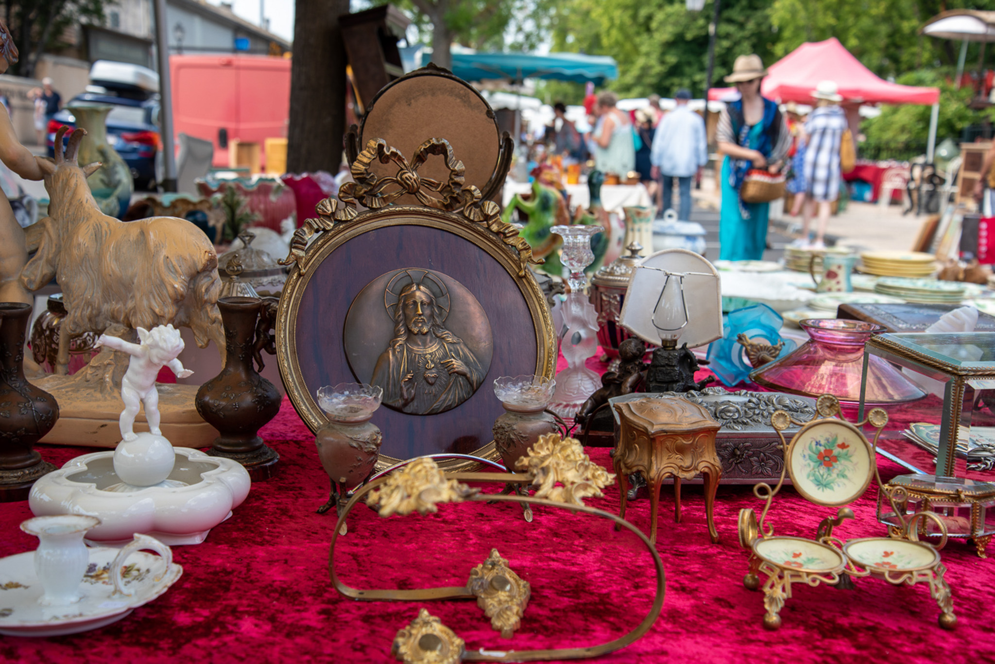 Balade au marché aux puces hebdomadaire de Grimaud